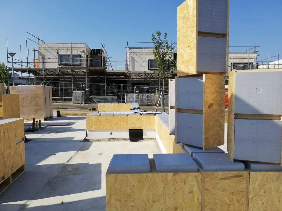 Blocs isolants Clipsyblok prêts à être assemblés sur un chantier