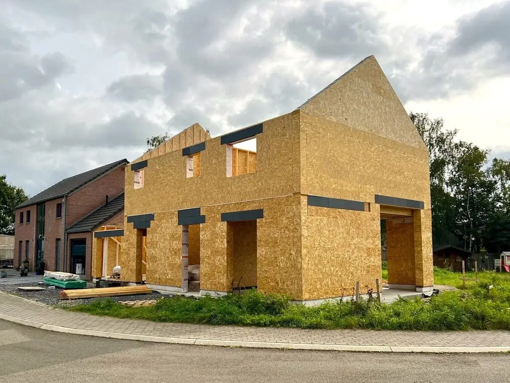 Maison en kit Clipsyblok en cours de construction