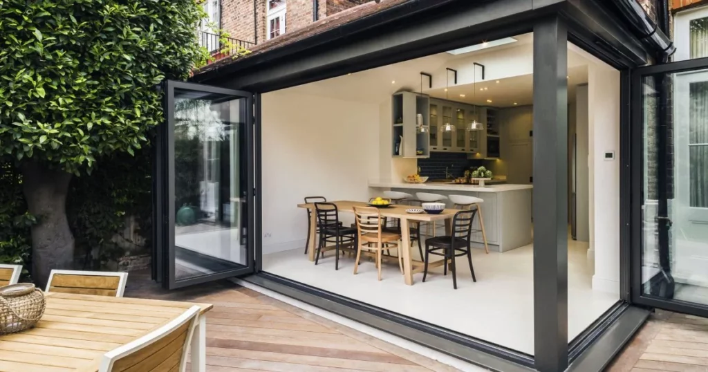 Extension de maison en bois à Lille réalisée avec le système rapide et léger Clipsyblok - Artéos Construction.